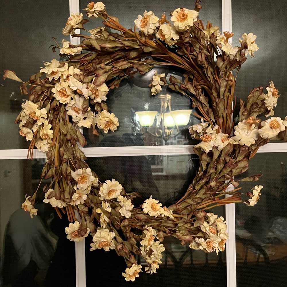Habitation box. Wing Tai Green and Brown Daisy Wreath.
